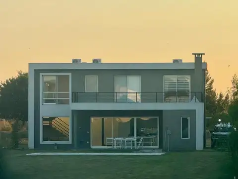 Casa al lago en San Sebastian, Area 5  / 3 dormitorios/ 193 m2 construidos.