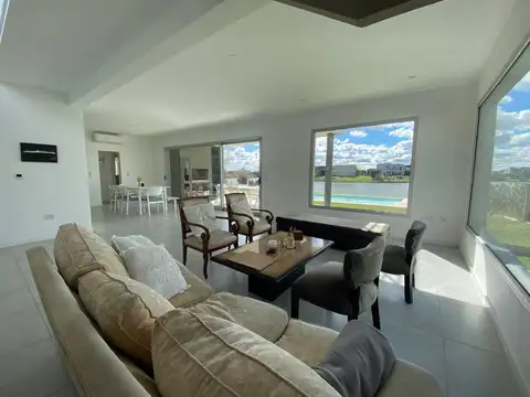 Casa en Venta con 5 cocheras