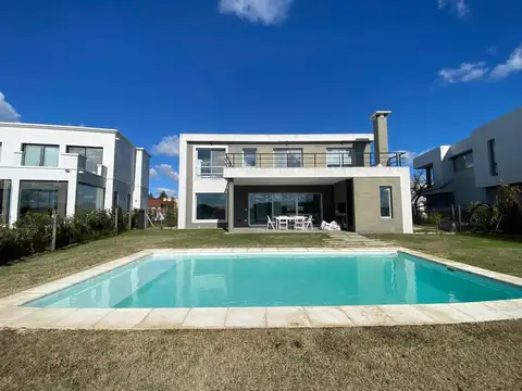 Casa al lago en San Sebastian, Area 5  / 3 dormitorios/ 193 m2 construidos