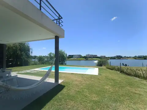 Casa en Venta con 5 cocheras