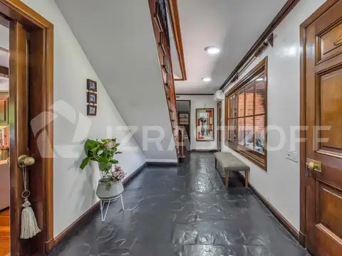 Casa en Alquiler con 5 cocheras
