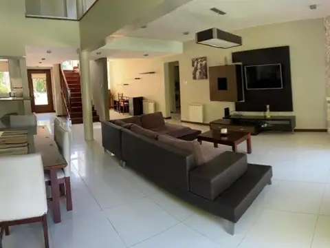 CASA 2 PLANTAS COUNTRY EL CARMEN BERAZATEGUI