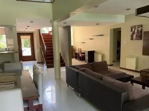Casa 4 ambientes con 3 baños