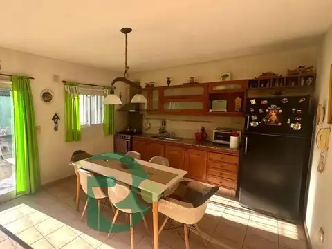 Casa 4 ambientes con 2 baños