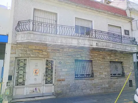 Casa de 5 Amb. C/Garage, Tza y un Gran Fondo. Lote:10 x 22