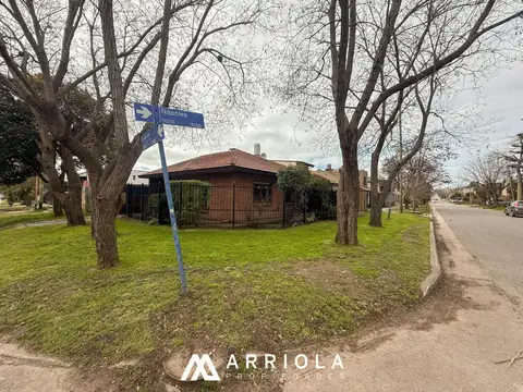 Figueroa Alcorta  esquina Napoles