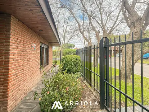 Casa de 4 ambientes con patio y jardín perimetral