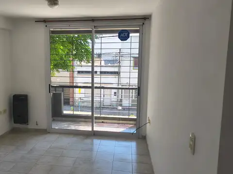 departamento un dormitorio al frente, con balcon alquiler.  la plata