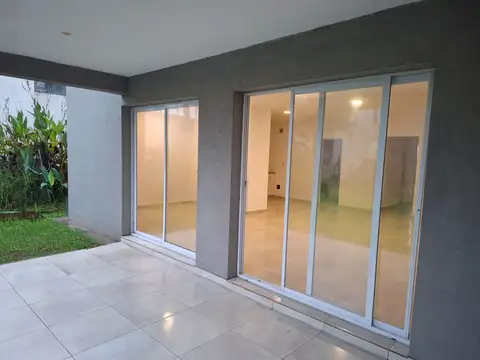 Casa en Alquiler con 1 cochera