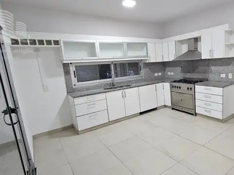 Casa en Alquiler con 1 cochera