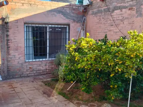 Casa 6 ambientes con 2 baños