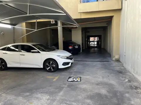 Cochera en Planta baja con portón automático. a 50mts del subte