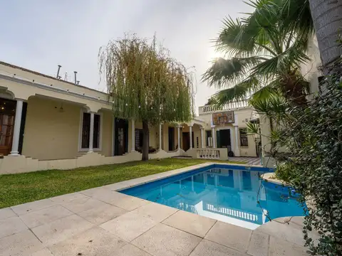 VENTA CASA 2 DORMITORIOS CON PILETA-BARRIO ALBERDI