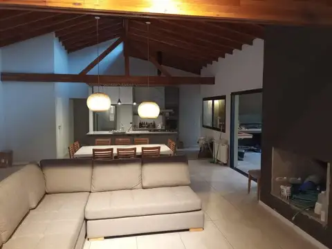 ALQUILER DE CASA  EN EL BARRIO SAN JUAN