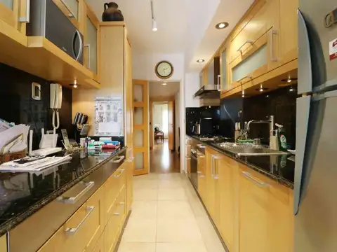 VENTA 4 AMB. CATEGORIA EN P.MADERO CON COCHERA