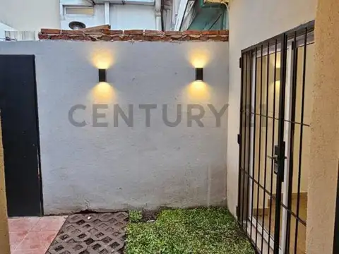 VENTA PH RECICLADO A NUEVO CON PATIO EN FLORES - APTO CREDITO.