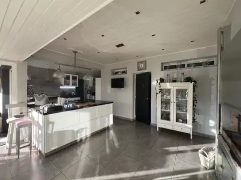 Casa 6 ambientes con 5 baños