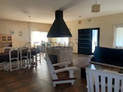 CASA DE 6 AMB.  EL REMANSO. EXALTACION DE LA CRUZ.sobre dos lotes de 3100 m2 c/u