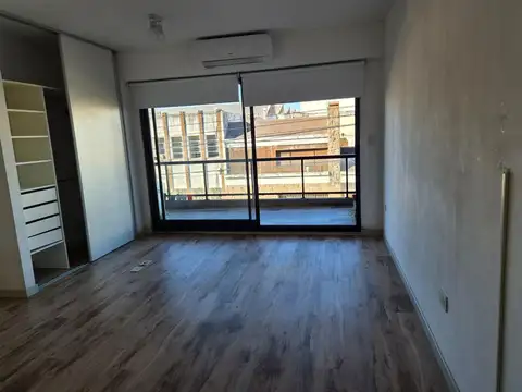Hermoso Departamento con amplio balcón al frente