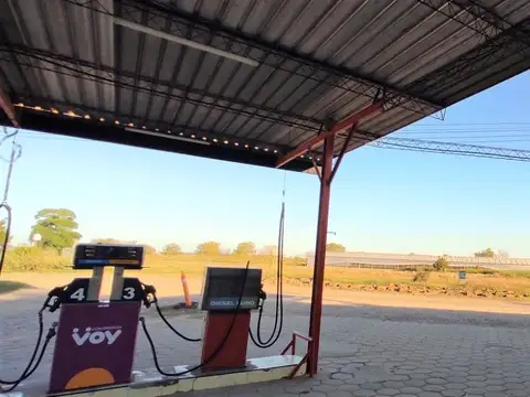 Ex estación de servicio + Local + Casa