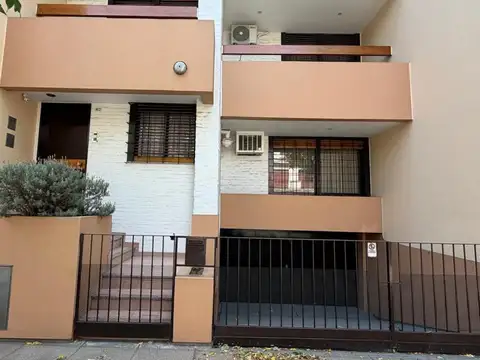 CASA 4 AMBIENTES AL FRENTE C/ PATIO Y COCHERA  Y TERRAZA