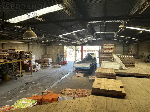 PAU. Venta galpón con locales, oficinas, depto y terreno. San Martin