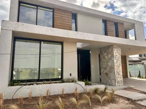 Casa 6 ambientes con 3 baños