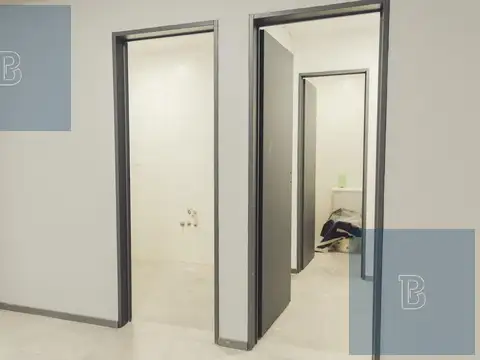 Deposito/Galpon comercial con oficinas sobre Avenida Juan Domingo Peron a estrenar!