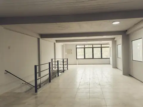 Deposito/Galpon comercial con oficinas sobre Avenida Juan Domingo Peron a estrenar!