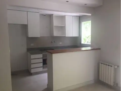 Dpto de 2 ambientes primer piso.-