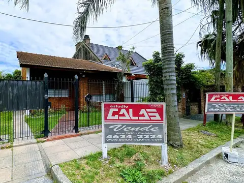 Chalet de 3 ambientes en excelente estado, muy buen parque con quincho y piscina