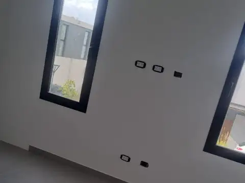 Casa en Alquiler con 2 cocheras