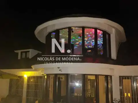 Casa 7 ambientes con 9 baños