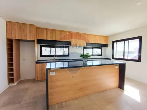 VENTA CASA 5 AMB. CON PISCINA  MEDAL CC, PILAR