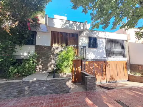 Casa en B° Bombal - Apta estudio y oficinas - APTA CREDITO