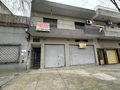 Casa en venta EN BLOCK   3 DEPARTAMENTOS   2 locales COMERCIALES