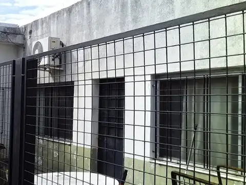 EN VENTA EN VILLA BOSCH CASA AL FONDO, ENTRADA POR PASILLO COMPARTIDO, 3 AMBIENTES - FICHA 8104