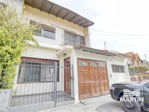 Casa Chalet en Venta de 4 Ambientes en Carapachay con Patio