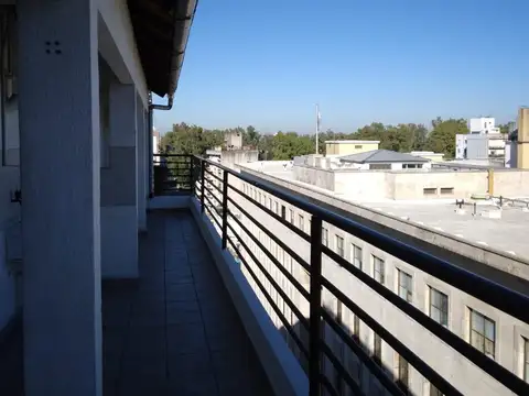 ALQUILER semipiso externo super luminoso  con amplio balcon