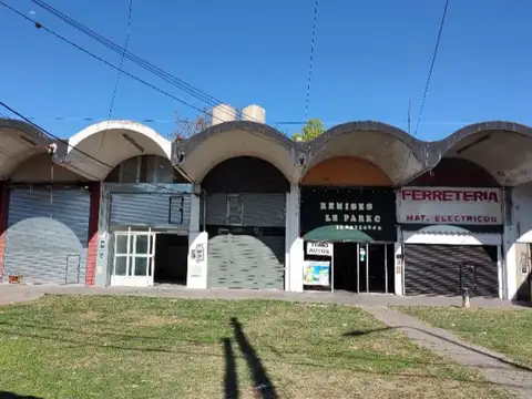 Local de 192m² distribuido en 3 plantas de 64m² cada una (4X16) sobre Avenida Juan Manuel de Rosas