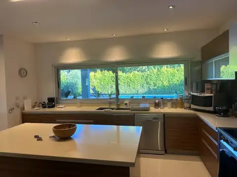 Casa 4 ambientes con 3 baños