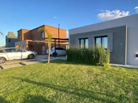 Casa en Venta con 4 cocheras