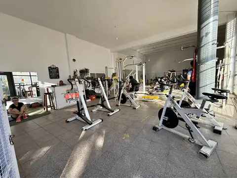 En VENTA local con mucho potencial en complejo La Huertilla