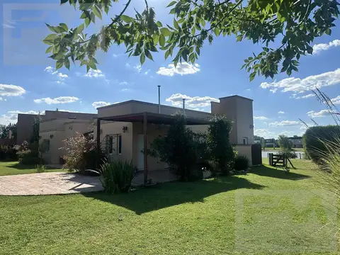 Casa en Alquiler con 4 cocheras