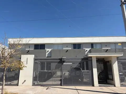 DÚPLEX EN ALQUILER | 2 DORMITORIOS | JARDÍN Y COCHERA | BARRIO SANIDAD