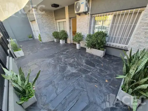 Alquiler - Casa al frente - Cochera - Barrio Las Delicias