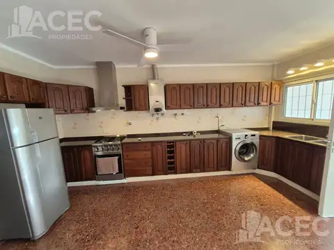 Casa en Alquiler con 1 cochera