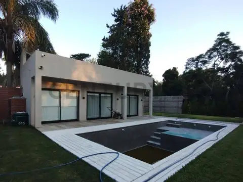 CASA EN VENTA CON PILETA BARRIO AEROPUERTO