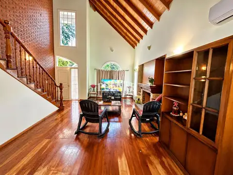 Casa en Alquiler con 2 cocheras