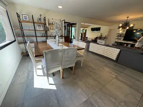 Casa en Venta con 2 cocheras